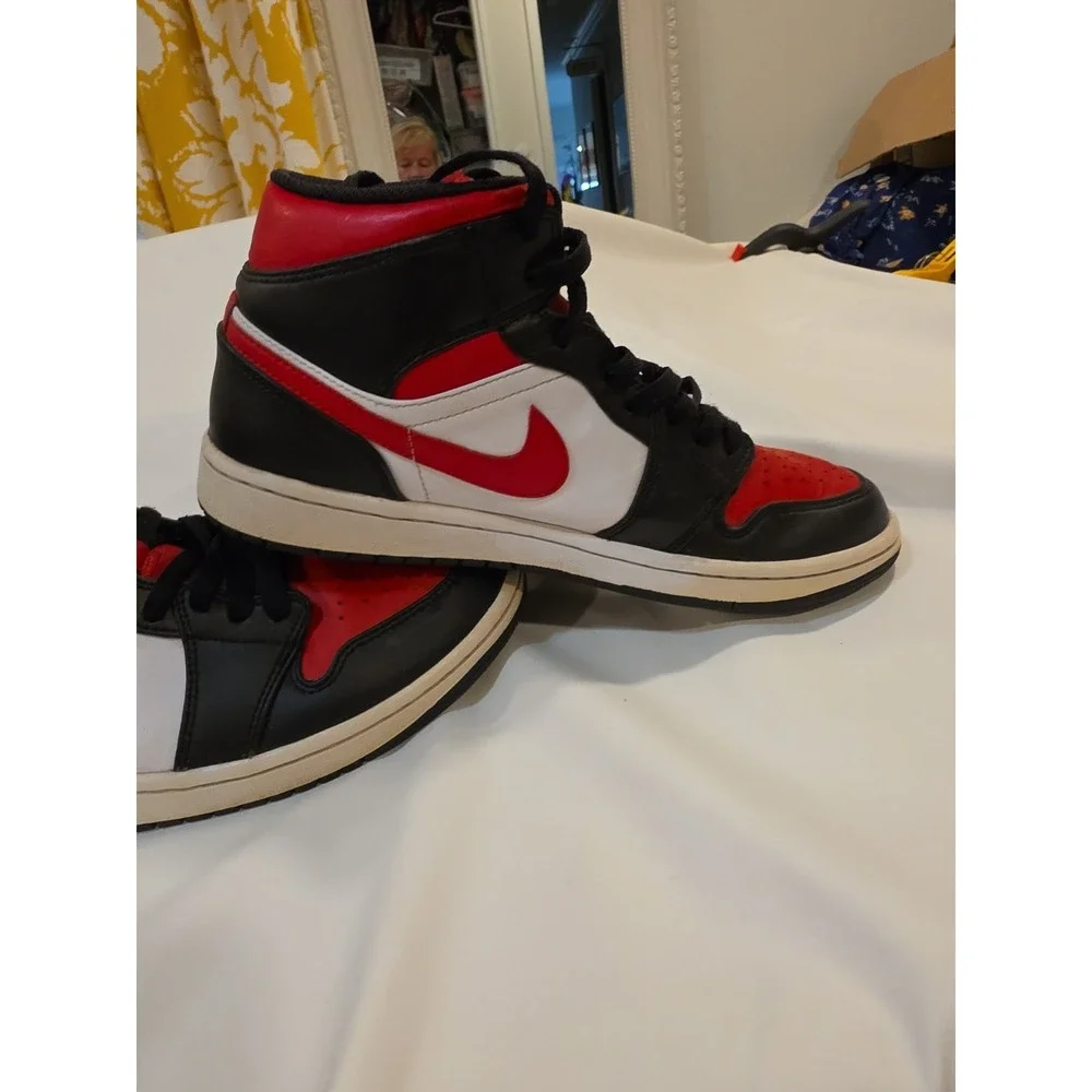 Jordan 1 Mid| Nike | Bred Toe | Size 8.5 | Pre-loved-great Condition